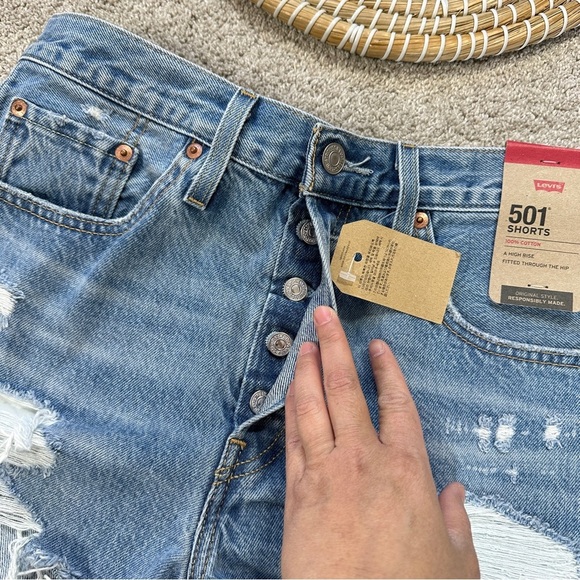 NWT Levi’s Women’s 501 Original Fit High Rise Jean Short 2.5” in Med Wash 28 - Picture 9 of 15